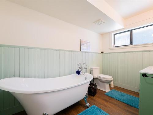 745 Weathers Way, Mudge Island, BC - Indoor Photo Showing Bathroom