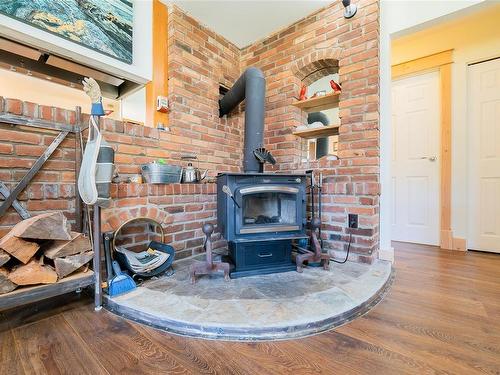 745 Weathers Way, Mudge Island, BC - Indoor With Fireplace