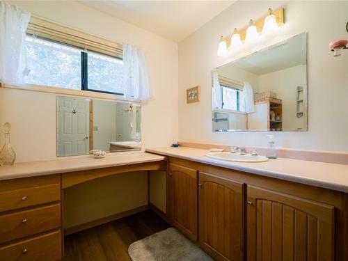 745 Weathers Way, Mudge Island, BC - Indoor Photo Showing Bathroom