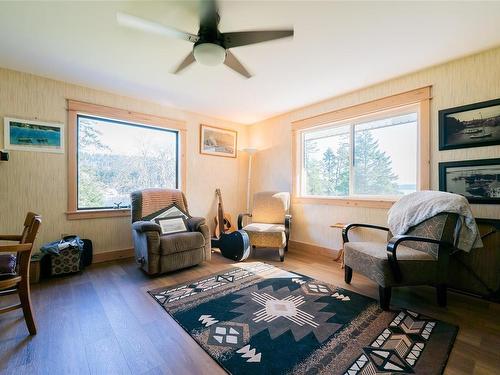 745 Weathers Way, Mudge Island, BC - Indoor Photo Showing Living Room