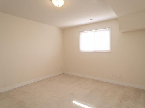 304 31 Martha Street, Thunder Bay, ON - Indoor Photo Showing Other Room