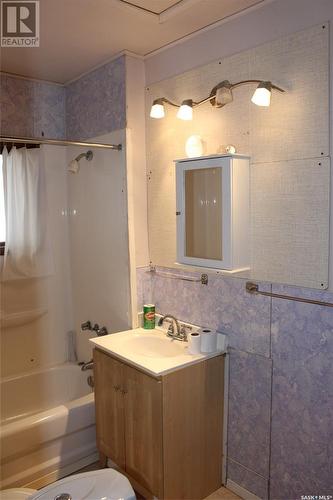 412 1St Street W, Shaunavon, SK - Indoor Photo Showing Bathroom