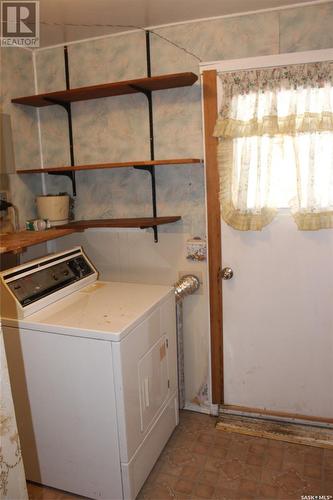 412 1St Street W, Shaunavon, SK - Indoor Photo Showing Laundry Room