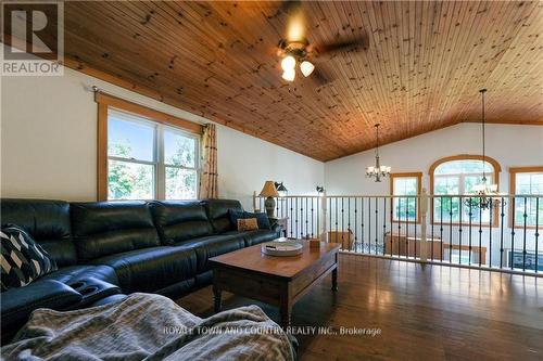 9 Lakeview Cottage Road, Kawartha Lakes, ON - Indoor Photo Showing Living Room