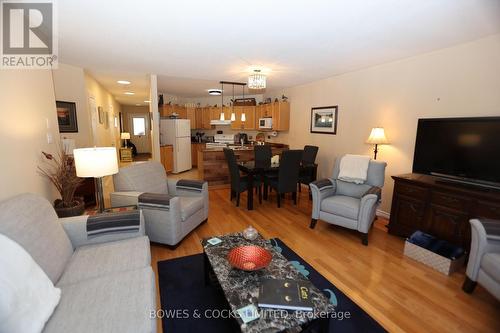 19 Village Cres, Peterborough, ON - Indoor Photo Showing Living Room