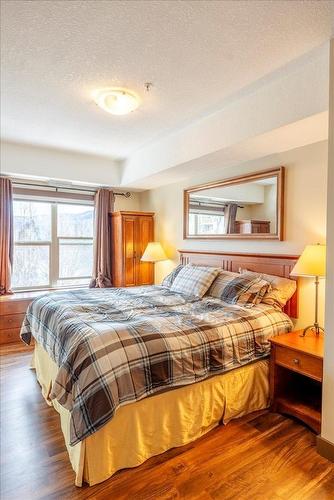 201 - 1500 Mcdonald Avenue, Fernie, BC - Indoor Photo Showing Bedroom