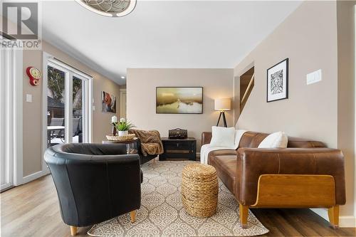 921 Cedar Lane, Pembroke, ON - Indoor Photo Showing Living Room