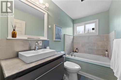 921 Cedar Lane, Pembroke, ON - Indoor Photo Showing Bathroom