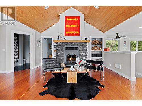 3983 Talin Place, Eagle Bay, BC - Indoor Photo Showing Living Room