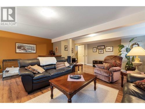706 Chapman Crescent, Sicamous, BC - Indoor Photo Showing Living Room