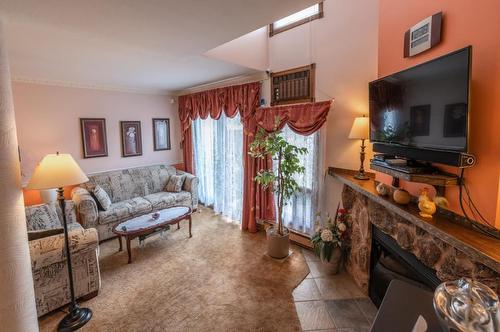 11-80 Green Avenue, Penticton, BC - Indoor Photo Showing Living Room With Fireplace