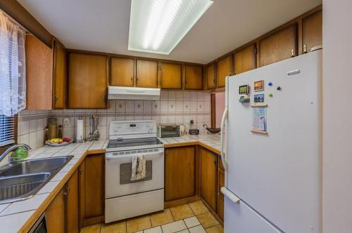 11-80 Green Avenue, Penticton, BC - Indoor Photo Showing Kitchen With Double Sink