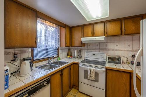 11-80 Green Avenue, Penticton, BC - Indoor Photo Showing Kitchen With Double Sink