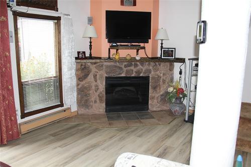 11-80 Green Avenue, Penticton, BC - Indoor Photo Showing Living Room With Fireplace