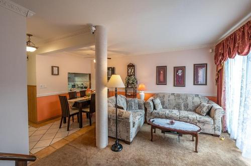 11-80 Green Avenue, Penticton, BC - Indoor Photo Showing Living Room