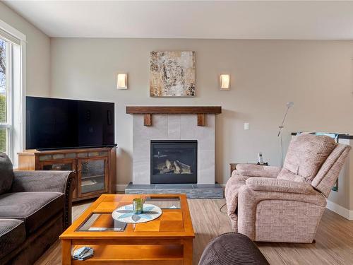 4-3535 Wood Avenue, Armstrong, BC - Indoor Photo Showing Living Room With Fireplace