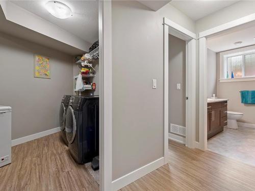 4-3535 Wood Avenue, Armstrong, BC - Indoor Photo Showing Laundry Room