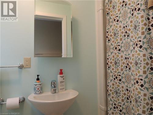 436 Victoria Street E, Dundalk, ON - Indoor Photo Showing Bathroom