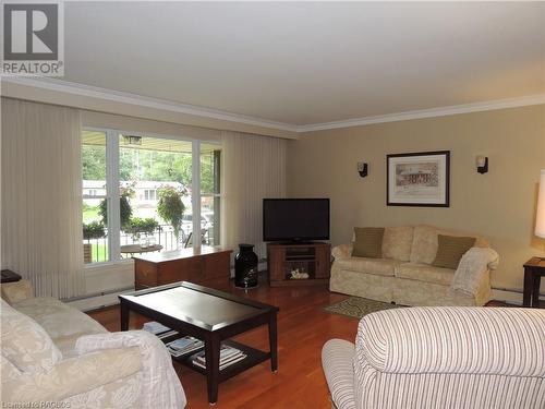 436 Victoria Street E, Dundalk, ON - Indoor Photo Showing Living Room
