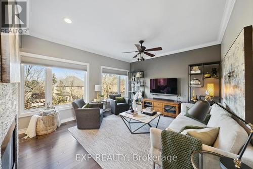 780 Foxcroft Blvd, Newmarket, ON - Indoor Photo Showing Living Room