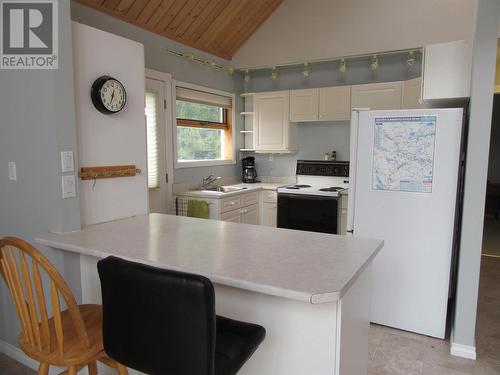 7525 Burgess Road, Deka Lake / Sulphurous / Hathaway Lakes, BC - Indoor Photo Showing Kitchen