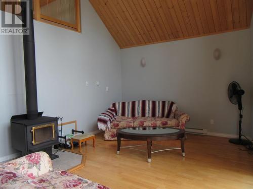 7525 Burgess Road, Deka Lake / Sulphurous / Hathaway Lakes, BC - Indoor Photo Showing Living Room