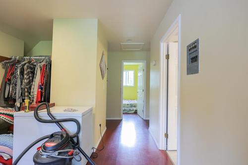 508 Rose Road, Salmo, BC - Indoor Photo Showing Laundry Room