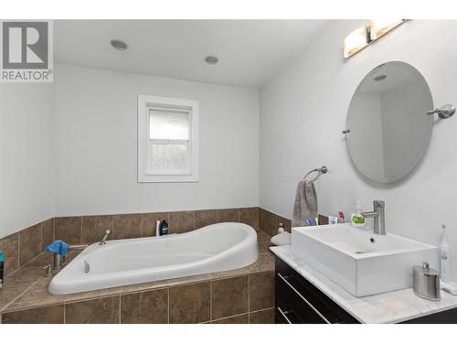 280 Ponto Road, Kelowna, BC - Indoor Photo Showing Bathroom