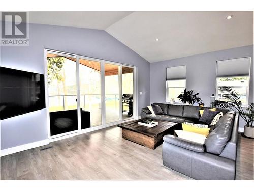 26 Lakeshore Drive, Vernon, BC - Indoor Photo Showing Living Room