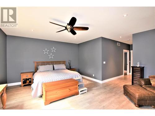 26 Lakeshore Drive, Vernon, BC - Indoor Photo Showing Bedroom