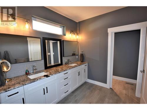 26 Lakeshore Drive, Vernon, BC - Indoor Photo Showing Bathroom