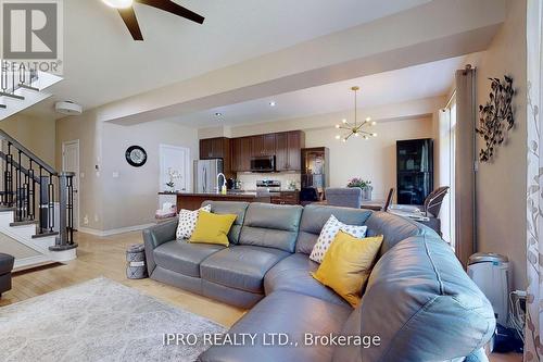80 Oakhaven Place, Hamilton, ON - Indoor Photo Showing Living Room