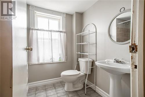 122 Cecelia Street, Pembroke, ON - Indoor Photo Showing Bathroom