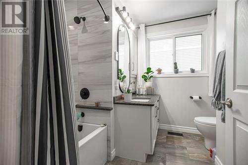 35 Bennett Street, Pembroke, ON - Indoor Photo Showing Bathroom