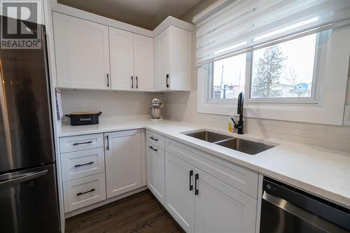 18 Durco Avenue, Sarnia, ON - Indoor Photo Showing Kitchen With Double Sink