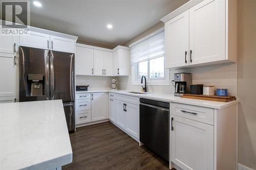 18 Durco Avenue, Sarnia, ON - Indoor Photo Showing Kitchen