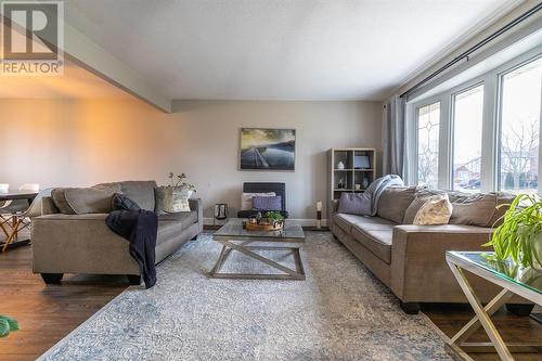 18 Durco Avenue, Sarnia, ON - Indoor Photo Showing Living Room