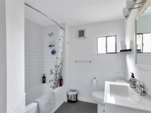 1151 Oxford St, Victoria, BC - Indoor Photo Showing Bathroom