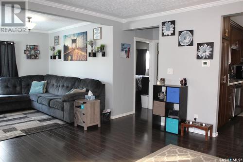 64 10Th Street, Weyburn, SK - Indoor Photo Showing Living Room