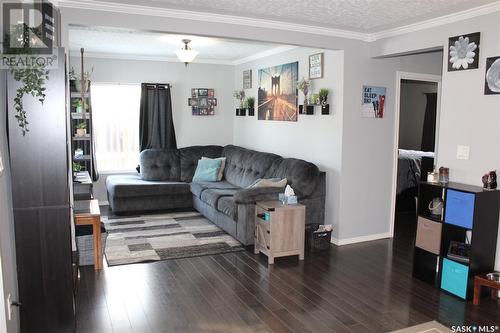 64 10Th Street, Weyburn, SK - Indoor Photo Showing Living Room