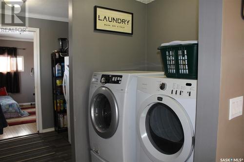 64 10Th Street, Weyburn, SK - Indoor Photo Showing Laundry Room