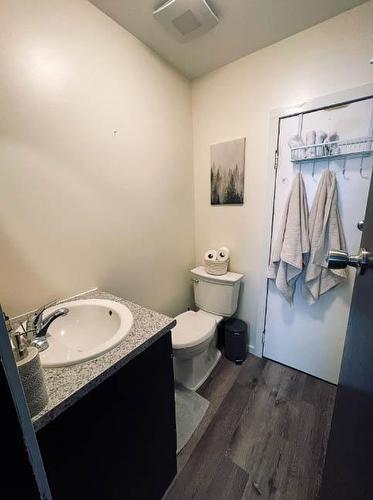 32 12Th Avenue N, Cranbrook, BC - Indoor Photo Showing Bathroom