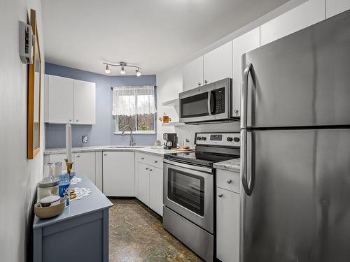 405-200 Back Rd, Courtenay, BC - Indoor Photo Showing Kitchen