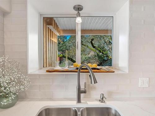 976 Khenipsen Rd, Duncan, BC - Indoor Photo Showing Kitchen With Double Sink