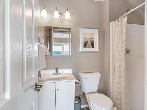 976 Khenipsen Rd, Duncan, BC - Indoor Photo Showing Bathroom