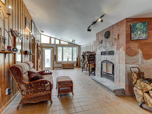 Salle familiale - 176 Rue Du Domaine-Cloutier, Mirabel, QC - Indoor With Fireplace