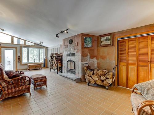 Salle familiale - 176 Rue Du Domaine-Cloutier, Mirabel, QC - Indoor With Fireplace