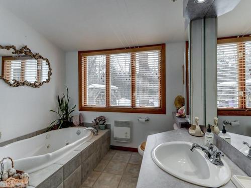 Salle de bains - 176 Rue Du Domaine-Cloutier, Mirabel, QC - Indoor Photo Showing Bathroom