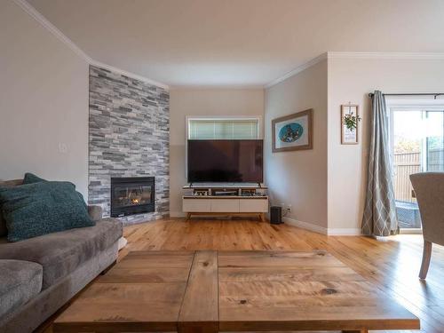 7-148 Roy Avenue, Penticton, BC - Indoor Photo Showing Living Room With Fireplace
