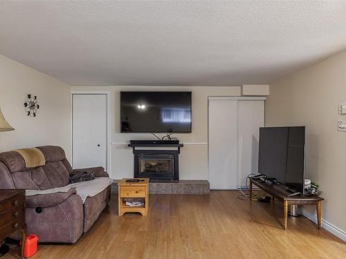 1945 Bowes Street, Kelowna, BC - Indoor Photo Showing Living Room With Fireplace